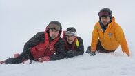 Die Bergretter – Ein Teammitglied ist in eine Spalte im Eis abgerutscht. Sofort machen sich Simon (Ferdinand Seebacher, l.), Rudi (Michael Pascher, M.) und Markus (Sebastian Ströbel, r.) an die Rettung.