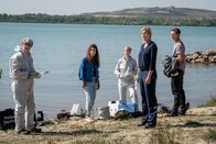 SOKO Leipzig – Kim Nowak (Amy Mußul, 2.v.l.) Ina Zimmermann (Melanie Marschke, 2.v.r.) und Moritz Brenner (Johannes Hendrik Langer, r.) begutachten die Leiche und den Tatort. Währenddessen fassen Prof. Rossi (Anna Stieblich, M.) und ein Kollege der KTU (Holger Koch, l.) die ersten Erkenntnisse für Ina und ihr Team zusammen.