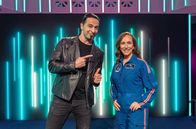 Babbel Net! – Bülent Ceylan startet höchstpersönlich das türkische Weltraumprogramm und informiert in urkomischen Stand-ups über Urknall, Milchstraße und Schwarze Löcher - denn Schlauer macht lustig. Die Astrophysikerin und angehende Astronautin Suzanna Randall überrascht mit neuen amüsanten Facts und konfrontiert Bülent mit unheimlichen Geräuschen aus dem All.