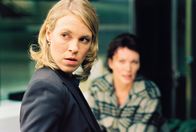 Rosa Roth – Adrienne Krayen (Anneke Kim Sarnau) gibt zu denken, was Rosa Roth (Iris Berben) ihr an neuen Informationen zu bieten hat.