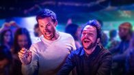 I Want You Back – Noah (Scott Eastwood, l.); Peter (Charlie Day, r.)