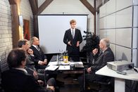 Rote Rosen – ARD ROTE ROSEN FOLGE 1245 Uhr im ERSTEN. Lars' (Peter Foyse, M.) Einstand als Geschäftsführer verläuft trotz Bentes Intrige erfolgreich (mit Johannes Terne, 3.v.l und Komparsen).