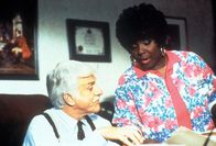 Diagnose: Mord – Delores (Delores Hall, r.) redet Sloan (Dick Van Dyke, l.) ins Gewissen.