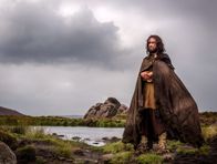 Arthur & Merlin – König Vortigern wendet sich unter den bösen Einflüsterungen des Druiden Aberthol brutal gegen die Kelten. Das ruft Krieger Arthur auf den Plan. Gemeinsam mit dem Eremiten Merlin (Stefan Butler) und einem mächtigen Schwert begehrt er gegen Vortigern und den dunklen Priester auf.