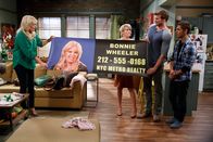 Baby Daddy – (v.l.n.r.) Bonnie (Melissa Peterman); Riley (Chelsea Kane); Danny (Derek Theler); Ben (Jean-Luc Bilodeau)