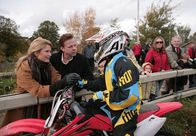 Mankells Wallander – 02:55 Uhr im ERSTEN. Kommissar Wallander (Krister Henriksson, 2.v. links) gratuliert Katarina Ahlsells (Lena Endre) Sohn Elias (Noah Waldfogel, 3.v.links) zu seinem Sieg im Motocross-Rennen.