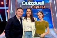 Quizduell-Olymp – Moderatorin Esther Sedlaczek (M.) mit den Kandidaten des Teams "Hauptrolle": Friedrich Mücke (l.) und Emilia Schüle (r.).