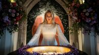 Killing Eve – Villanelle (Jodie Comer) hat nach all den Jahren als schonungslose Auftragskillerin überraschenderweise zur Kirche gefunden. Doch alte Gewohnheiten sterben schwer.