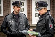 Notruf Hafenkante – Mattes (Matthias Schloo, l.) und Melanie (Sanna Englund, r.) nehmen Yaniks Trinkflasche mit zur KTU. Wurden dem Fußballer auf diesem Weg die Drogen verabreicht?