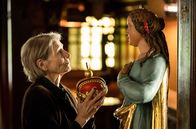 Tatort – Karin Bongartz (Barbara Nüsse) mit der Madonna, die Ballauf und Schenk "nach Hause" gebracht haben.