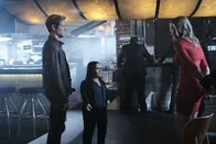 MacGyver – (v.l.n.r.) Angus MacGyver (Lucas Till); Matty Webber (Meredith Eaton); Dawn (Amy Smart)