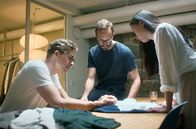 Re: – Gemeinsam mit Designerin Dan Vo (re.) entwerfen August Bard Bringéus (li.) und Jakob Dworsky (Mi.) Basics, die ein Leben lang halten sollen.
