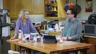 The Big Bang Theory – Während Leonard (Johnny Galecki, r.) und Penny (Kaley Cuoco, l.) ihr erstes Thanksgiving als verheiratetes Paar feiern, wollen Howard, Bernadette, Raj und Emily in einer Suppenküche aushelfen ...