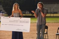 The Mick – Während Jimmy (Scott MacArthur, r.) in seiner Heimat eigentlich als talentierter Baseballspieler gefeiert werden soll, riskiert er, die Zeremonie zu ruinieren. Mickey (Kaitlin Olson, l.) sieht die Katastrophe schon kommen.