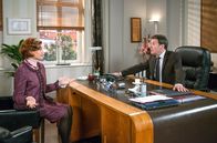 Rote Rosen – ARD ROTE ROSEN, Folge 195710 Uhr im Ersten. Johanna (Brigitte Antonius, l.) fordert von Gunter (Hermann Toelcke, r.) ein upgrade in eine Suite und andere Annehmlichkeiten - sie kann wegen dem Lärm, den Tiger Rat veranstaltet, nicht schlafen. Und nun ist auch noch die Ratte entlaufen.