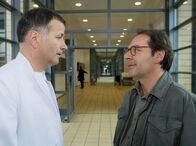 In aller Freundschaft – Dr. Heilmann (Thomas Rühmann, links) hat bei Dr. Weimar (Peter von Strombeck) nach einem Schwächeanfall massive gesundheitliche Schäden festgestellt. Als er Dr. Weimar darauf anspricht, erzählt ihm dieser, dass er wahrscheinlich nur noch 1-2 Jahre zu leben hat und bietet ihm gleichzeitig die Klinikleitung in Mosambik an.