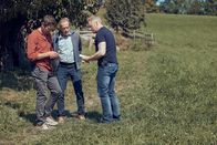SOKO Wien – Bezirksinspektor Klaus Lechner (Andreas Kiendl, l.) informiert sofort Dr. Franziska Beck per Handy, dass er zusammen mit Major Max Herzog (Martin Gruber, r.) Spurensicherer Franz Wohlfahrt (Helmut Bohatsch, M.) gefunden hat.