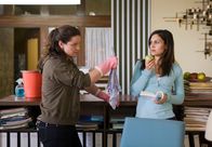 Der Dicke – MDR Fernsehen DER DICKE III. STAFFEL FOLGE 27, "Falsches Spiel" Uhr. So kann es nicht weitergehen: Ehrenbergs Assistentin Yasmin (Sophie Dal, r.) und seine Putzfrau Gudrun (Katrin Pollitt, l.) beschließen, sich selbst um einen von Ehrenbergs vernachlässigten Fall zu kümmern.