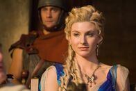 Spartacus – Senator Albinius ist bereit, die Ehe von Glaber und seiner Tochter Ilithyia (Viva Bianca) aufzulösen zugunsten des Praetors Varinius, wenn diese ihre Schwangerschaft abbricht ...