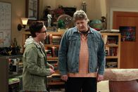 The Big Bang Theory – Leonard (Johnny Galecki, l.) muss sich mit seinen Ängsten auseinandersetzten, als ihn Jimmy Speckerman (Lance Barber, r.), der ihn in der High School immer tyrannisiert hat, kontaktiert ...