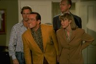 Greedy - Erben will gelernt sein – Um an das Erbe des gebrechlichen Onkel Joe zu kommen, versuchen Patti (Colleen Camp, r.), Carl (Ed Begley Jr., 2.v.r.), Frank (Phil Hartman, 2.v.l.) und Glen (Jere Burns, l.) alles ...