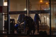 Aktenzeichen XY ... ungelöst – In der Nacht verschaffen sich mehrere Täter Zugang zu einem Einkaufszentrum. Ihr Ziel: Die darin befindliche Bankfiliale. Sie wollen an das ganz große Geld – und haben Sprengstoff im Gepäck.