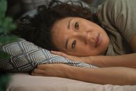 Killing Eve – Eve (Sandra Oh) plagt sehr, was bei ihrem letzten verhängnisvollen Treffen in Paris passiert ist. Selbst als sie wieder zurück in London ist, kann sie nicht aufhören an das zu denken, was sie getan hat.