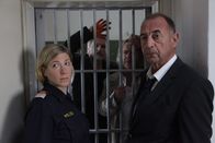 SOKO Wien – v.l.) aus der Zelle holen. (Hier mit Bezirksinspektorin Daniela Nestler (Ines Honsel, l.)).