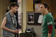 The Big Bang Theory – Toby (D.J. Qualls, l.) spielt bei der Lügengeschichte mit und zieht bei Leonard und Sheldon (Jim Parsons, r.) ein. Angetan von Pennys Mitgefühl will er allerdings nicht mehr ausziehen ...