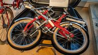 freizeit – Ivan Sojc hat in Bad Brückenau das Deutsche Fahrradmuseum aufgebaut. Sogar ein historisches Radgeschäft hat er eingerichtet. Der Schmidt Max hat das alte Klapprad aus dem Keller geholt und begibt sich mit seinem orangen Oldtimer auf eine Reise durch Franken. Unterwegs trifft er Menschen auf ihren Falträdern: vom Nürnberger Kaminkehrer, der keinen Parkplatz mehr findet, bis zum Bad Kissinger Rad-Fernreisenden oder eben dem Sammler aus Bad Brückenau, der alte Klappräder präsentieren kann, die so schlecht sind wie ihr Ruf.; Unterwegs auf der Fränkischen Saale bei Bad Kissingen. Sowohl das Rad als auch das Boot sind faltbar. Der Schmidt Max hat das alte Klapprad aus dem Keller geholt und begibt sich mit seinem orangen Oldtimer auf eine Reise durch Franken. Unterwegs trifft er Menschen auf ihren Falträdern: vom Nürnberger Kaminkehrer, der keinen Parkplatz mehr findet, bis zum Bad Kissinger Rad-Fernreisenden oder dem Sammler aus Bad Brückenau, der alte Klappräder präsentieren kann, die so schlecht sind wie ihr Ruf.; Im Deutschen Fahrradmuseum in Bad Brückenau stehen Klappräder aus über 100 Jahren. Ihre Hochphase in Deutschland begann zur Wirtschaftswunderzeit. Mit den Jahren wurden sie immer mehr zum Anhängsel des Autos. Die Klappräder der 70er waren billig, hatten gerade mal einen Gang und erfüllten ihren sportlichen Zweck, wenn man damit auf dem Campingplatz zum Semmeln holen radeln konnte. Leider war das Rad nicht nur klappbar, sondern eben auch klapprig.