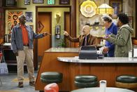 Superior Donuts – (v.l.n.r.) Howard (Gary Anthony Williams); Fawz (Maz Jobrani); Arthur (Judd Hirsch); Franco (Jermaine Fowler)
