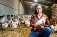 Landfrauenküche – Landfrau Anna Ostermeier in ihrem Hühnerstall. Weiteres Bildmaterial finden Sie unter www.br-foto.de.