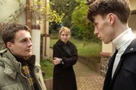 Der Zürich-Krimi – Julian (Johannes Meister, li.) wird nach der Untersuchungshaft von Florian (Oskar Belton, re.) und Stefanie (Kirsten Block) empfangen.