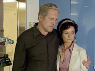 Der Winzerkönig – Thomas Stickler (Harald Krassnitzer) steht seiner Schwester Andrea (Katharina Stemberger) bei, deren Mann Georg im Koma liegt.