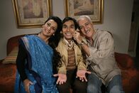 The Big Bang Theory – Dr. Koothrappali (Brian George, r.) und seine Frau (Alice Amter, l.) wollen ihren Sohn Raj (Kunal Nayyar, M.) mit Lalita, einer indischen Zahnmedizinerin, verheiraten. Raj ist davon alles andere als begeistert ...