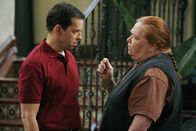 Two and a Half Men – Berta (Conchata Ferrell, r.) und Alan (Jon Cryer, l.)