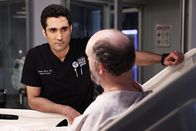 Chicago Med – Er berät seinen Patienten: Dominic Rains als Dr. Crockett Marcel