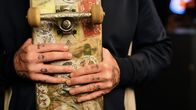 Home – Skateboard mit Marvins tätowierten Fingern