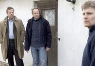 Mankells Wallander – WDR Fernsehen MANKELLS WALLANDER - Uhr. Kommissar Kurt Wallander (Krister Henriksson, links) und sein Kollege Martinsson (Douglas Johansson, Mitte) verdächtigen den Schul-Hausmeister (Stefan Gödicke).