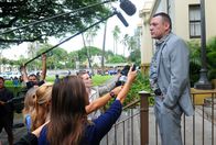 Hawaii Five-0 – Kono wird von Captain Fryer (Tom Sizemore, r.), dem Leiter der Dienstaufsicht, verhört und anschließend aus dem Polizeidienst entlassen. Doch das ist noch nicht alles, auf sie wartet auch noch eine Gerichtsverhandlung ...