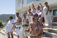 Jackass 3 – Ein waghalsiger Stunt braucht den richtigen Rahmen und begeistertes Publikum: Chris Pontius (vorne r.) und die anderen Jungs bieten beides ...