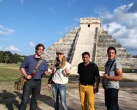 UFO-Jäger – Chitzen Itza, Mexiko: Das Team und sein Übersetzer vor dem berühmten Chitzen Itza-Tempel. (Bildnachweis: National Geographic Channels/ Snake Oil Productions)