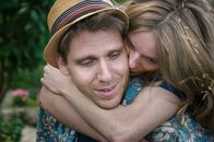 Idioten der Familie – Zu ihrem großen Bruder Tommie (Hanno Koffler) hat Ginnie (Lilith Stangenberg) eine besondere Bindung.