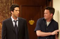 Friends – Ross (David Schwimmer, l.), der momentan etwas durch den Wind ist, ist entsetzt, als er Chandler (Matthew Perry, r.) beim Lauschen ertappt ...