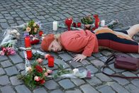Mord mit Aussicht – Makaber - Sophie Haas (Caroline Peters) stellt die Lage der Leiche am Tatort nach.