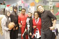 Community – Mexanisches Halloween: (v.l.n.r.) Britta (Gillian Jacobs), Abed (Danny Pudi), Troy (Donald Glover), Annie (Alison Brie), Shirley (Yvette Nicole Brown) und Jeff (Joel McHale) ...