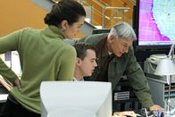 Navy CIS – Auch die Weihnachtszeit bedeutet Arbeit für das NCIS-Team. Ziva (Cote de Pablo, l.), McGee (Sean Murray, M.) und Gibbs (Mark Harmon, r.) scheinen einer Verschwörung auf die Spur gekommen zu sein ...