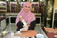Magic Cities – Silberschmiedin Nadiah Alrawahi fertigt den „Khanjar“, den Omanischen Krummdolch, an.