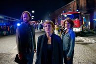 Tatort – Von links: Kommissar Sebastian Fleischer (Andreas Leopold Schad), Hauptkommissarin Paula Ringelhahn (Dagmar Manzel) und Kommissarin Wanda Goldwasser (Eli Wasserscheid) beginnen noch nachts ihre Ermittlungen in der Gemeinschaftunterkunft.