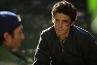 Gilmore Girls – Der Gilmore-Abend bei Rorys Großeltern endet im Desaster, als Jess (Milo Ventimiglia) zu spät und mit einem Veilchen dort auftaucht. Unterdessen glauben Zach und Brian, dass Lane und Dave ein Geheimnis hüten ...